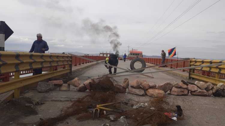 Un punto de bloqueo que se instaló en Puno durante las protestas contra la presidenta Dina Bolaurte.