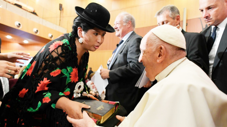 La alcaldesa Eva Copa y el papa Francisco.  Foto: Vaticannews