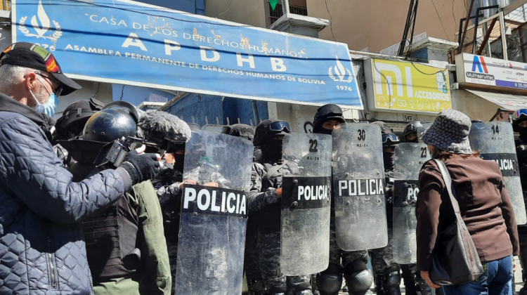 Policías resguardan a quienes tomaron la APDHB. Foto: ANF