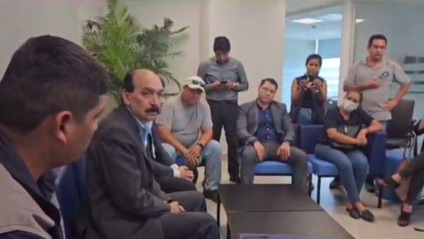 Exinterventor del Banco Fassil en reunión del 25 de mayo con la diputada Deisy Choque, extrabajadores de la entidad y otros. Foto: Captura de video.