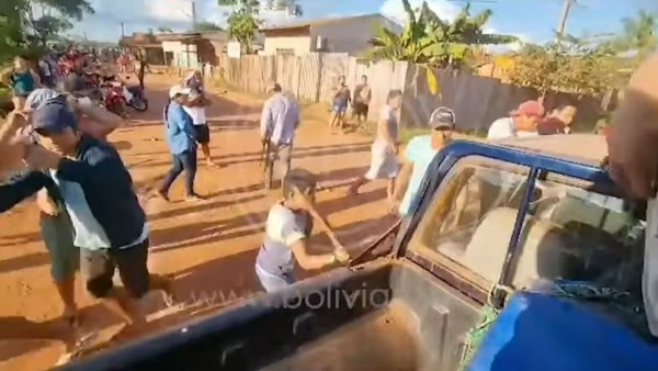 Los pobladores golpearon con palos a los funcionarios de la ANH y a los periodistas. Foto: Captura video