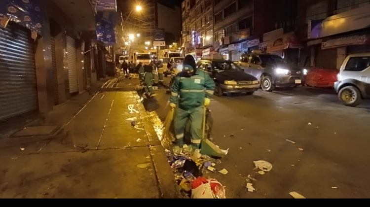 El personal de aseo urbano recogió los residuos sólidos que generó la festividad. Foto: AMUN