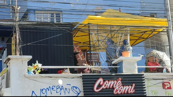 Amparo Carvajal permanece en la terraza de la APDHB hace 10 días. Foto: ANF