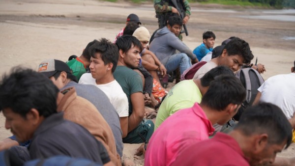 Detenidos por explotación ilegal de oro en el río Madre de Dios. Foto: Min de Gobierno