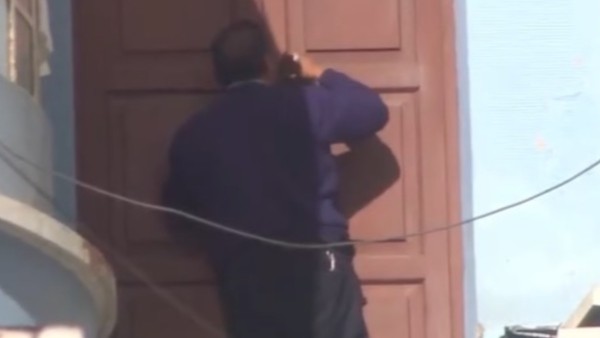 El cerrajero abriendo las puertas de la APDHB. Foto: captura video