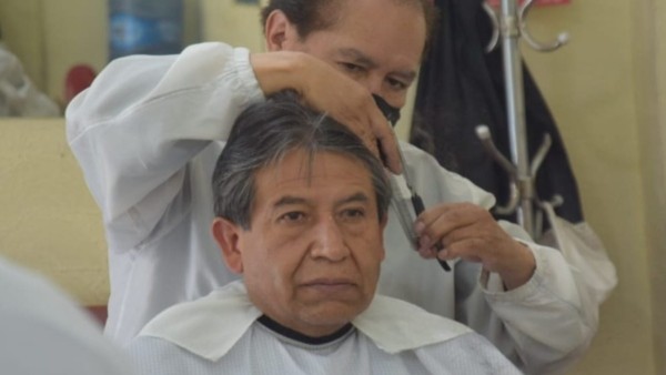 El vicepresidente haciéndose cortar el cabello. Foto: David Choquehuanca