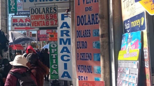 En algunas casas de cambio muestran el cambio del dólar oficial; sin embargo, el panorama rd otro. Foto: ANF.