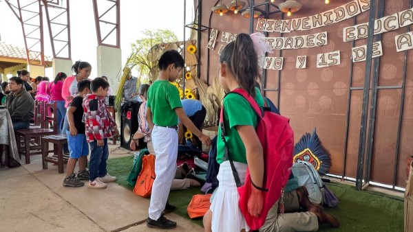 Escolares reciben sus mochilas. Foto: Embajada de EEUU