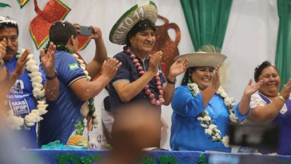 Evo Morales siendo proclamaro como candidato presidencial ayer en Santa Cruz. Foto: El Deber
