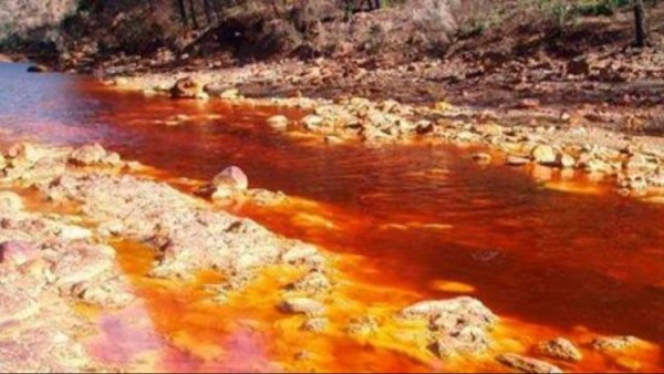 Imagen referencial de río contaminado con cianuro.