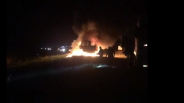 Incendio de uno de los tráileres que se accidentaron en la carretera Bioceánica. Foto: captura de video