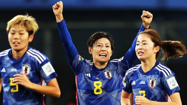 Jugadoras de Japón festejan uno de los goles que les permitió clasificarse a octavos de final.