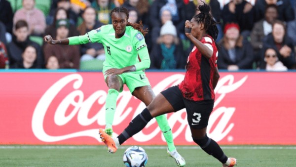 Jugadoras de Nigeria y Canadá disputan el balón durante el partido.   Foto: FIFA