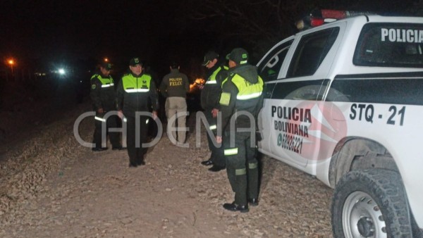 La Policía llegó hasta el lugar del hecho para identificar a la víctima. Foto: Cadena A