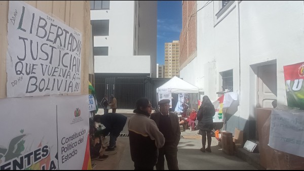 La vigilia continua en la parte posterior de la oficina nacional de la APDHB, en La Paz. Foto: ANF.