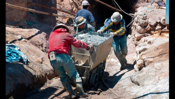 Mineros en el Cerro Rico de Potosí. Foto: El Potosí.
