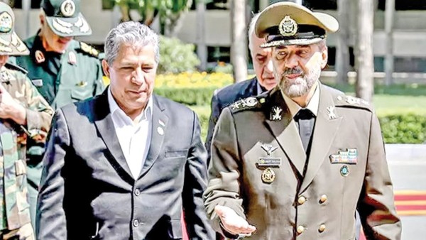Ministro de Defensa, Edmundo Novillo y su homólogo de Irán, Mohamad Reza Qarai Ashtiani. Foto: Ministerio de Defensa.