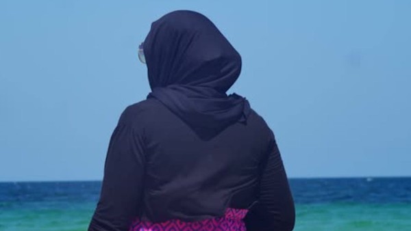 Mujer usando el hiyab.