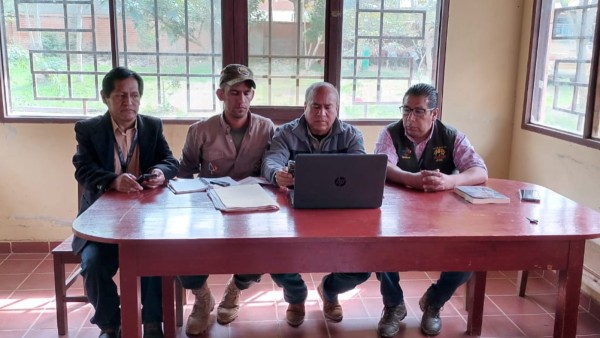 Raúl Santa Cruz y abogados del Sernap en la audiencia de conciliación que se postergó por falta de notificación. Foto: Sernap.
