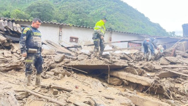Rescatistas trabajan para rescatar cuerpos en Quetame, Colombia.    Foto: El Tiempo