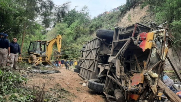 Restos del bus que sufrió el accidente en Oaxaca, México.   Foto: Europa Press