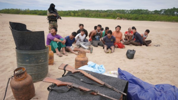 Grupo de personas detenidas por explotar ilegalmente oro en el río Madre de Dios. Foto: Min de Gobierno