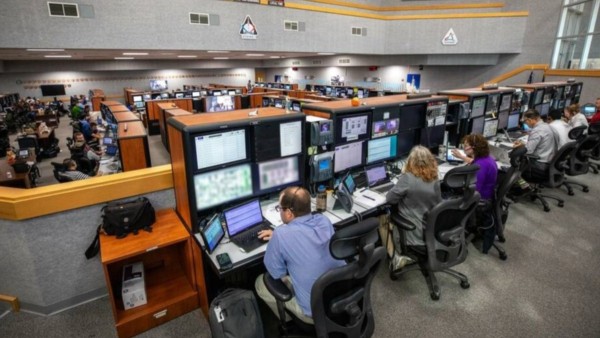 Un equipo de ingenieros de la NASA y Jacobs están en la consola para la primera simulación de lanzamiento de Artemis II.  Foto: NASA