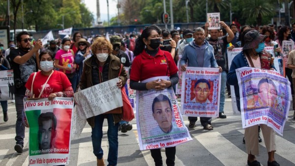 Una marcha de protesta en México DF por el caso Ayotzinapa.