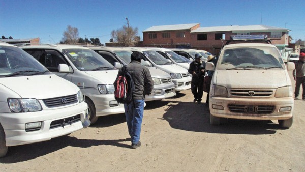Venta de vehículos indocumentados en Challapata. Foto: Página Siete