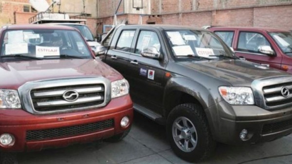 Algunos de los vehículos regalados por Evo Morales a la COB, en 2018. Foto: ABI.