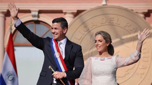 El flamante presidente de Paraguay, Santiago Peña, junto a su esposa Leticia Campos.