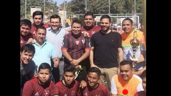 El ministro de Gobierno, Eduardo Del Castillo, junto a un equipo de fútbol. Foto: Cortesía