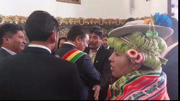 El presidente Luis Arce ingresa a la Casa de la Libertad, en Sucre. Foto: Captura.