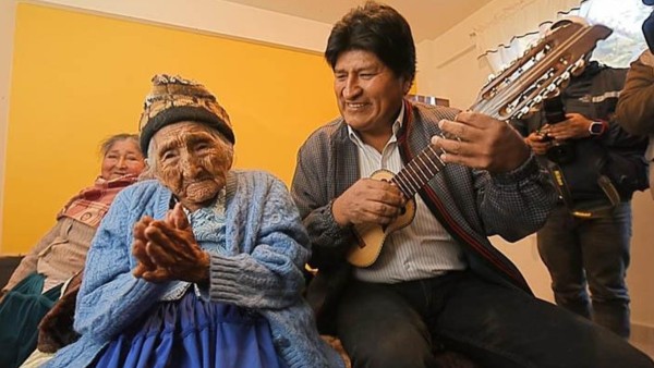 Evo Morales en una visita anterior a la mujer más longeva de Bolivia. Foto: Los Tiempos