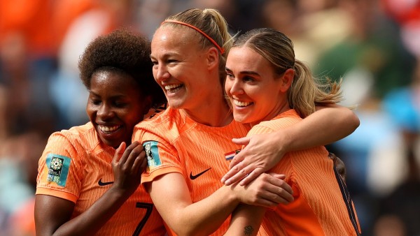 Jugadoras de la selección de Países Bajos celebran la victoria y su pase a cuartos de final.  Foto: @KNVB