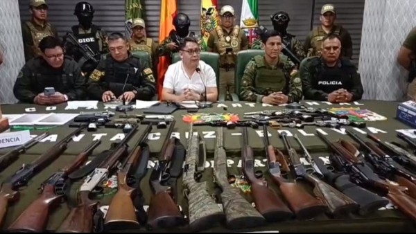 Las armas encontradas en el domicilio de Roberto Hurtado. Foto: ABI.