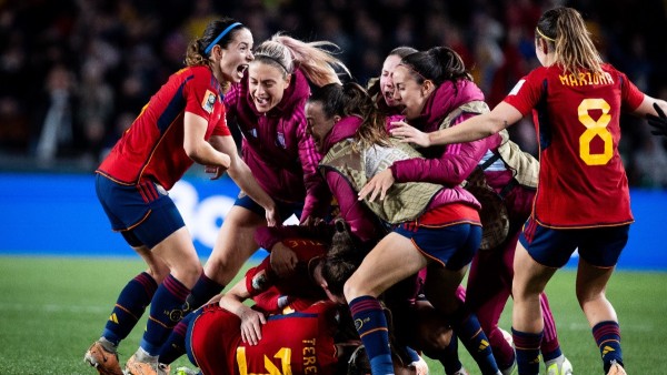 Las jugadoras de la selección española celebran el 2-1 de Olga Carmona en la semifinal del Mundial ante Suecia.  Foto: PABLO GARCIA/RFEF