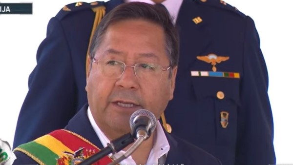Luis Arce, presidente de Bolivia, en el aniversario de las FFAA en Tarija