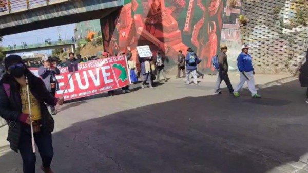 Marcha de la Fejuve rumbo al peaje de la Autopista La Paz-El Alto