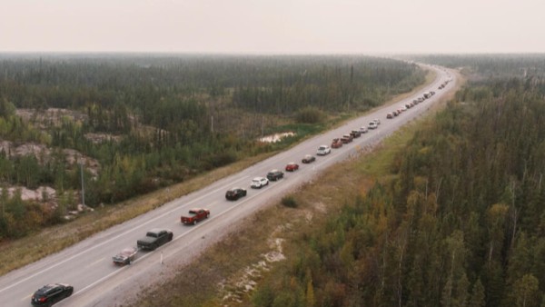 Miles de personas escapan de la capital regional, Yellowknife.