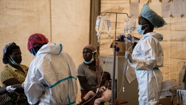 Pacientes que luchan contra el cólera en Malawi.
