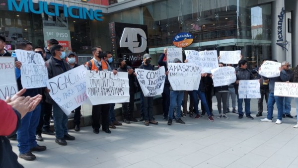 Protesta de trabajadores de Amaszonas en afueras del edificio que alberga a la DGAC en La Paz.