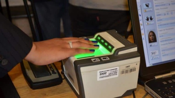 Registro de las huellas dactilares en el sistema biométrico. Foto: Internet