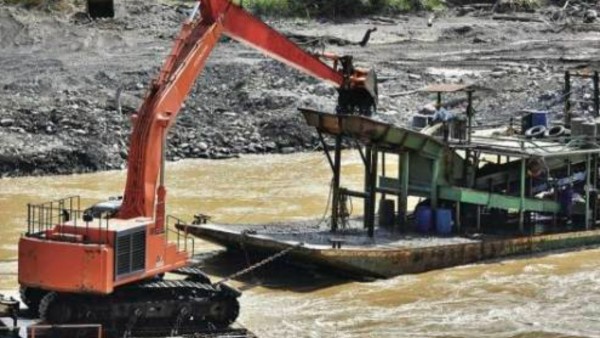 Retroexcavadoras buscan oro en el río Mapiri. Foto: ANF