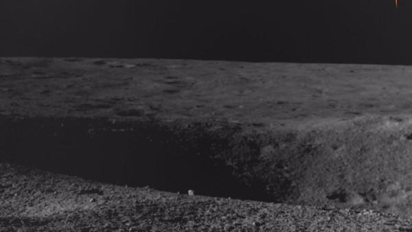 Una imagen muestra el propio cráter al frente del rover y la otra las rodadas del vehículo tras tomar una nueva ruta para su investigación.