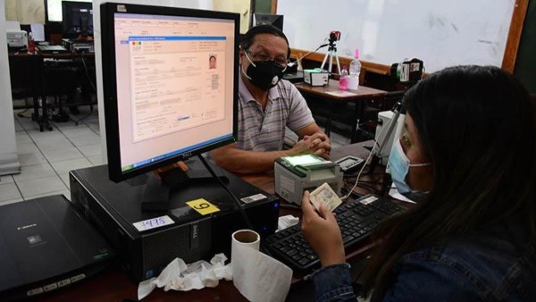 Una persona se registra en el Padrón Biométrico. Foto: Internet