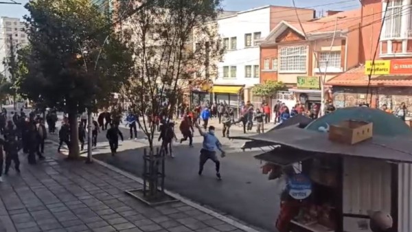 Choferes de La Paz y El Alto se enfrentaron en Miraflores. Foto: Captura