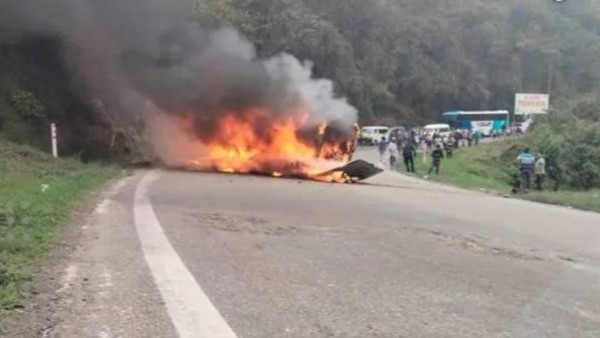 El motorizado se incendió en medio de la carretera. Foto: RRSS