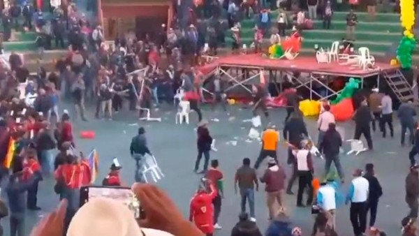 Enfrentamiento con sillas en el congreso de la Csutcb en El Alto. Foto: RRSS