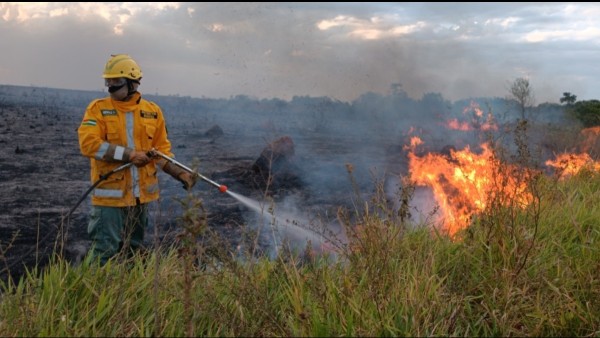 Imagen referencial del empleo de agua en incendios